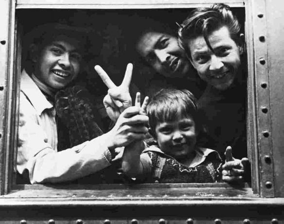 Fotografie mladé mexické migrantské rodiny náramků ve vlaku směřující do USA.