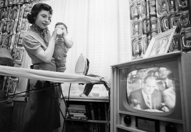 Fotografie ženy sledující senátora Josepha McCarthyho v televizi