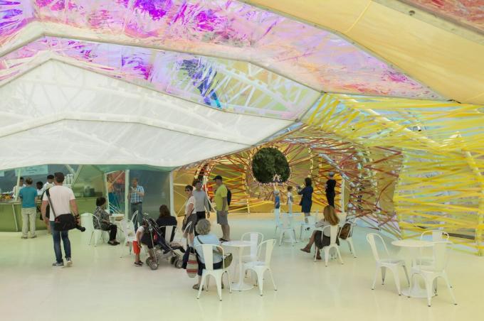 Barevné ETFE plast tvoří stěny a strop malé kavárny