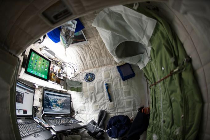 Scott Kelly osobní ubikace na ISS.