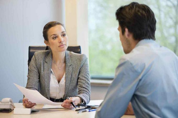 Entrevista je hombre y una mujer.