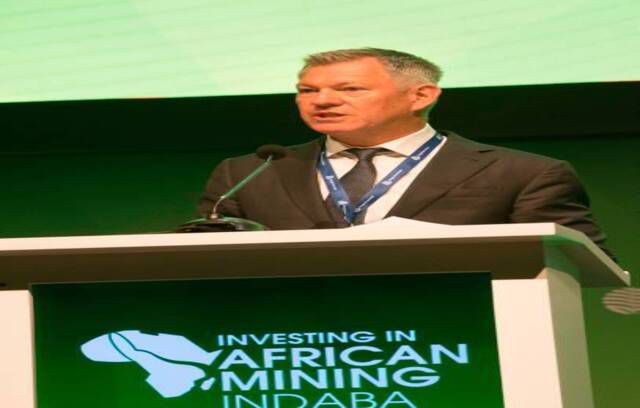 Mike Fraser, provozní ředitel společnosti South 32, hovoří během prvního dne těžby Indaba v Kapském Městě
