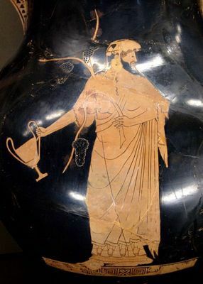 Dionýsos drží šálek. Amphora červeného čísla, berlínského malíře, c. 490-480 B.C.