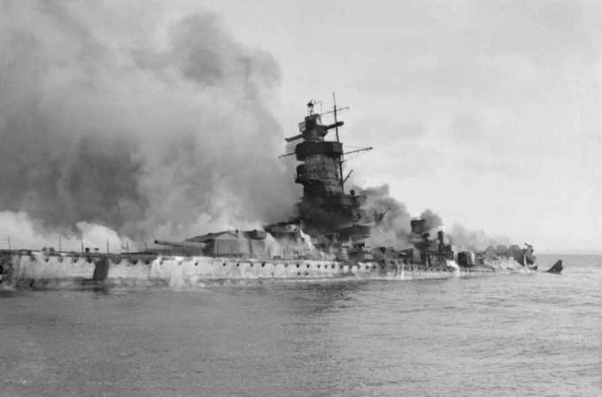 Kapesní bitevní loď admirál Graf Spee hořící a částečně ponořený v říční desce