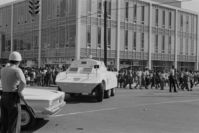 Černí Američané pochodující na rohu 16. ulice a 5. Avenue v Birminghamu v Alabamě na začátku Birminghamské kampaně, květen 1963.