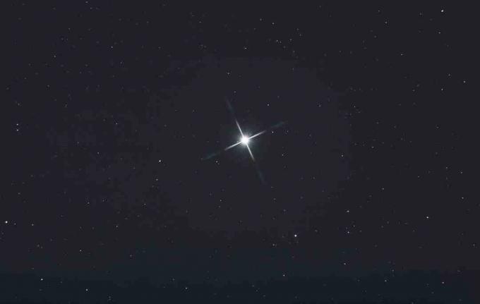 Vega je nejjasnější hvězdou souhvězdí Lyry.
