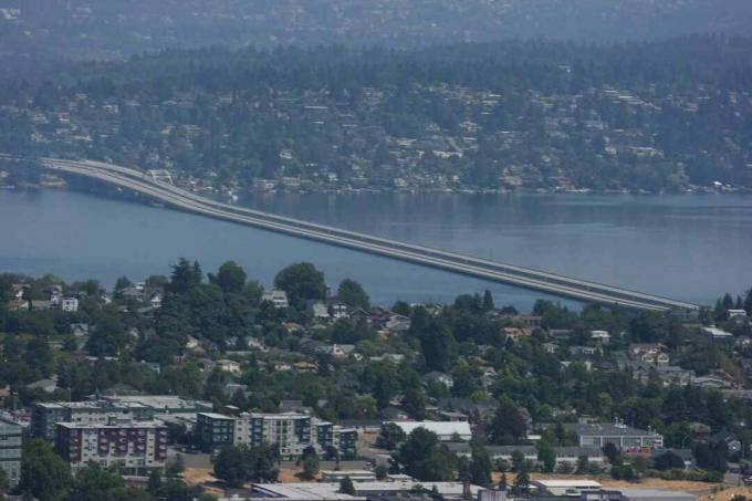 dlouhý automobilový most se vznáší na vodě a spojuje dvě pozemní masy