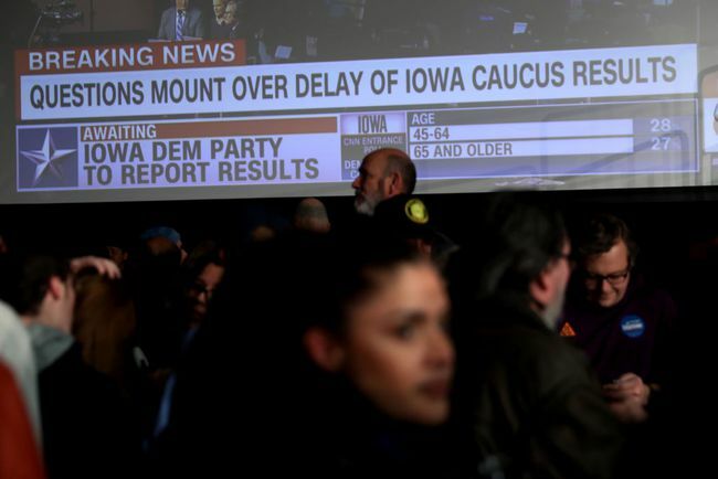 Stoupenci demokratického prezidentského kandidáta Sen. Bernie Sanders (I-VT) počkejte na výsledky na jeho večírku noční hlídky 3. února 2020 v Des Moines, Iowa.