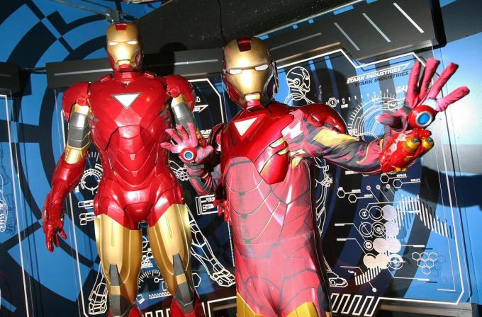 Kostýmovaný Iron Man představuje s voskem Iron Man v Madame Tussauds v New Yorku.
