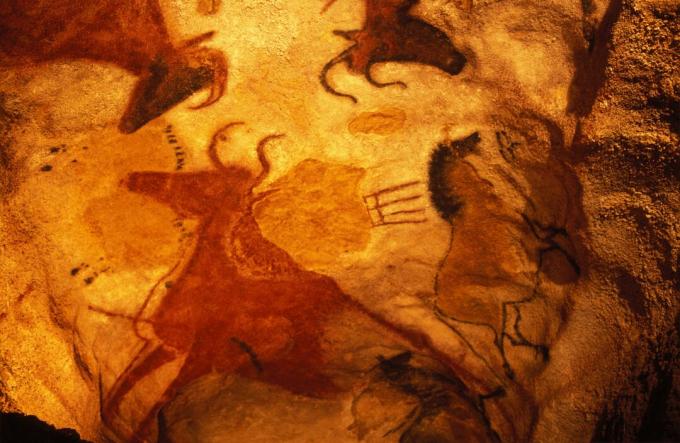 Obraz aurochů a koní v Lascaux Cave, Francie