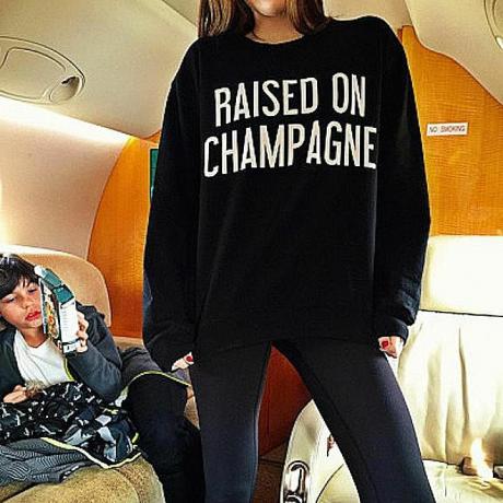 Fotografie zaslaná na Rich Kids of Instagram ukazuje dívku, která nosí mikinu s nápisem „Raised on Šampaňské. “Teorie symbolické interakce nám pomáhá pochopit, jak tato košile a její fotografie vytvářejí význam ve společnosti.