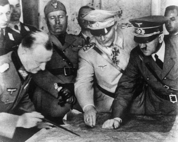 Adolf Hitler (1889 - 1945), Hermann Goering (1893 - 1946) a další plánují vojenskou strategii na velitelství německé armády. V pozadí je italský diktátor Benito Mussolini, circa 1940.