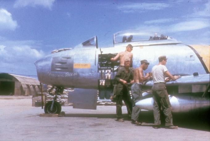 Brnění spolu s F-86 Sabre s postranním panelem odstraněným.