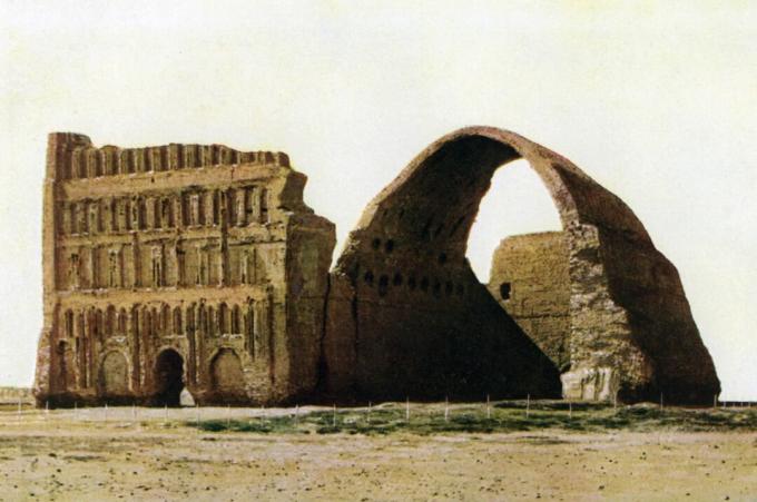 největší klenba nevyztuženého zdiva na světě s jediným rozpětím, Tento velký oblouk byl hlavním portikem divadelní síně císařského perského paláce