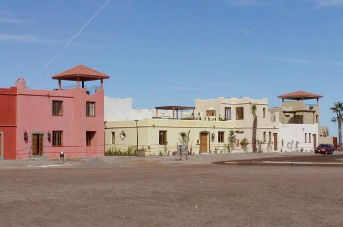 pouliční fotografie barevných hliněných budov ve španělském stylu