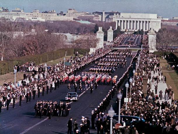 Pohřební průvod prezidenta Johna F. Kennedy překročí pamětní most