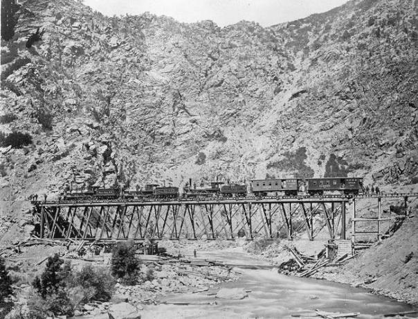 Pohled na stavbu Union Pacific části transkontinentální železnice přes Devil's Gate Bridge, Utah, 1869.