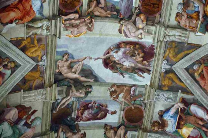 stropní fresky zobrazují nejen genezi člověka, ale také umělé rámování stropních trámů a pokladnic
