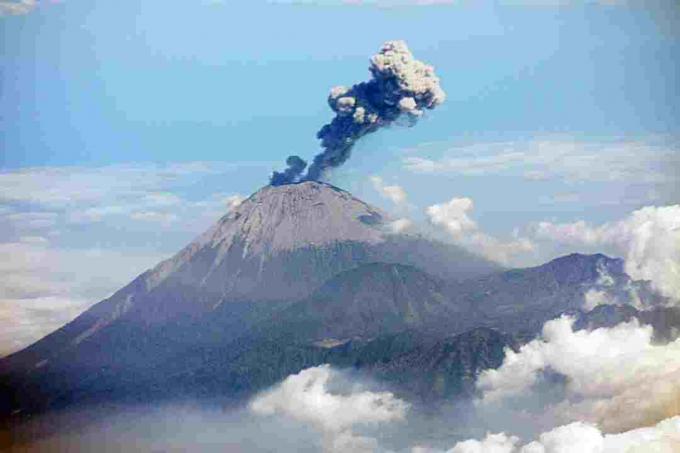 Sopka Semeru v Indonésii je aktivní stratovulkán.