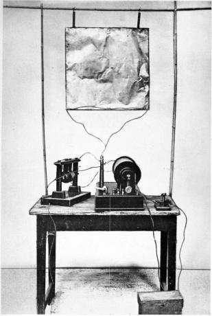Fotografie prvního rádiového vysílače vynálezce Guglielmo Marconiho