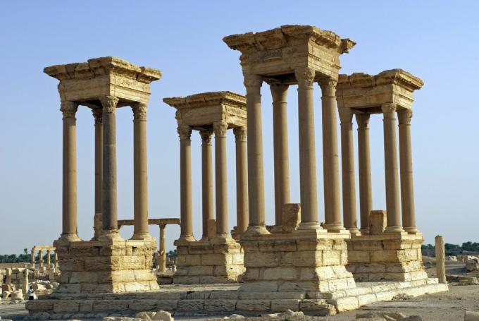 Přestavěný tetrapylon na Cardo Maximus, Palmyra, Sýrie