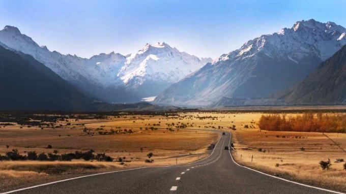 Cesta vedoucí k Mount Cook viditelná na konci silnice