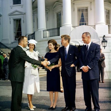 Astronaut Alan Shepard, jeho manželka Louise, setkání s prezidentem Johnem F. Kennedy, Jacqueline Kennedy a viceprezidentka Lyndon Johnson po letu Freedom 7.