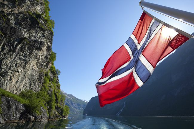 Norská vlajka na trajektu ve fjordu Geiranger, Norsko