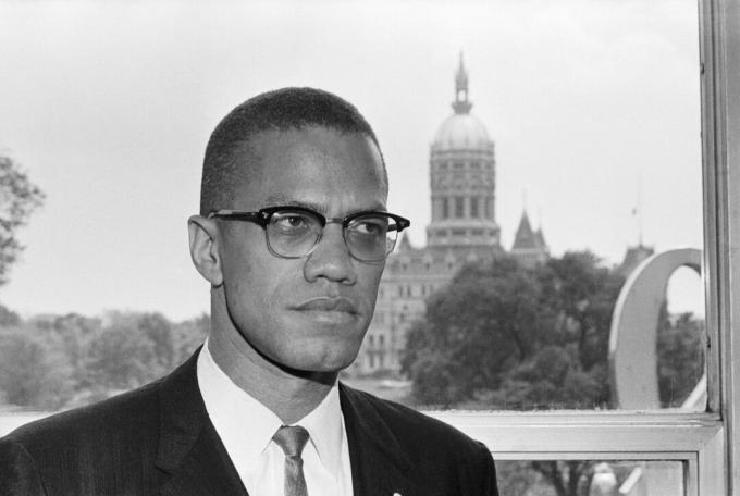 Malcolm X před budovou Capitol Connecticutu