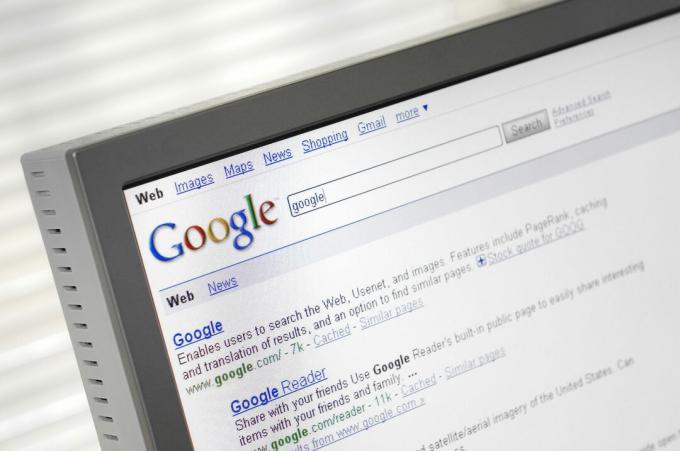 Stránka vyhledávače Google s výsledky vyhledávání zobrazenými na monitoru počítače