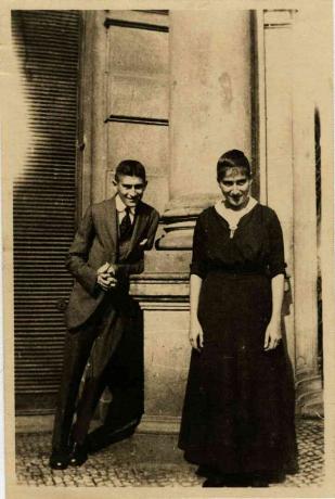 Franz Kafka se svou sestrou Ottlou před Oppeltovým domem v Praze Umělec: Anonymous