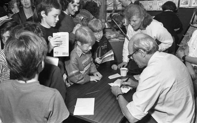 Dav dětí čeká na Dahlov autogram