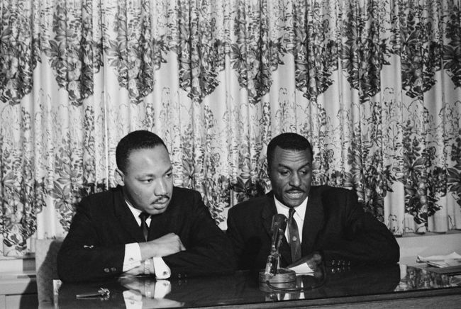 Aktivisté za občanská práva Martin Luther King Jr. a Fred Shuttlesworth pořádají tiskovou konferenci na začátku Birminghamské kampaně v květnu 1963.