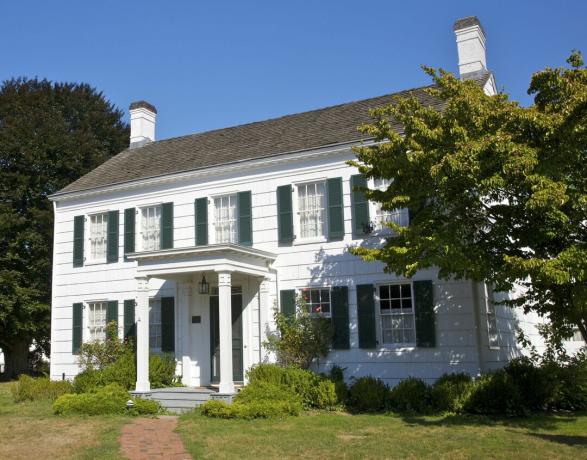 Bílý koloniální statek se zelenými okenicemi, Corwith House, c. 1850, Long Island