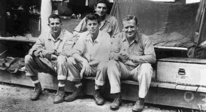 John F. Kennedy s ostatními členy posádky