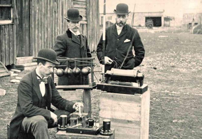 Stará fotografie inženýrů britské pošty, která kontroluje Marconiho rádiové zařízení během demonstrace na ostrově Flat Holm, 13. května 1897