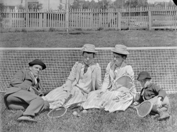 Rodinné odpočívá po tenisovém zápase, ca. 1900.