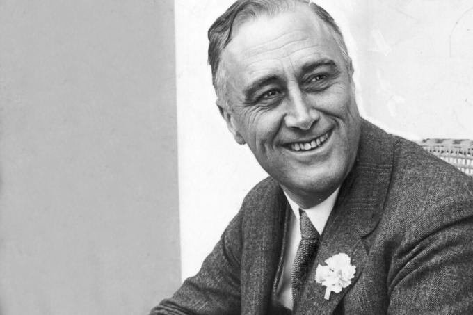 1928: Americký státník Franklin Delano Roosevelt (1882 - 1945) s úsměvem, když uslyšel, že 1. června 1928 vedl soutěž o guvernéra státu New York.