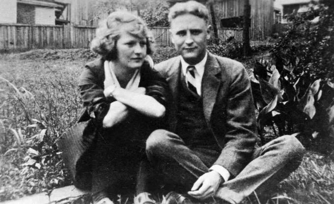 Zelda a F. Scott Fitzgerald sedí v jejich zahradě