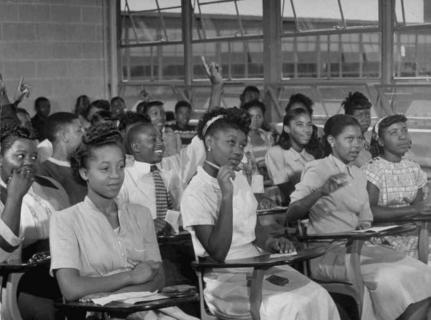 Září 1949 Afroameričtí studenti ve třídě na zcela nové střední škole George Washington Carver, Alabama