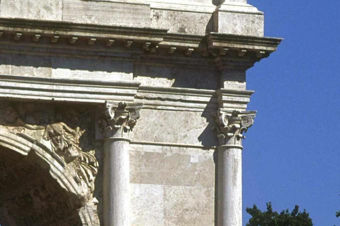 Detail mramorových kompozitních měst na angažovaných kompozitních sloupcích, rekonstruovaných na starém římském triumfálním oblouku