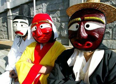 Mladý aristokrat, mnich a sluha: korejští tanečníci masky.