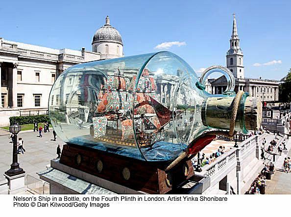 Nelsonova loď v láhvi na čtvrtém soklu na Trafalgarském náměstí - Yinka Shonibar