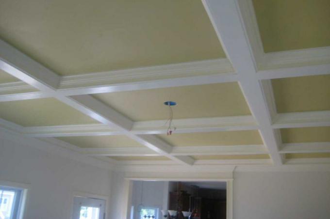 Kazetový strop, hranaté vroubkování z bílých dřevěných výčnělků, strop připravený k upevnění na světlo