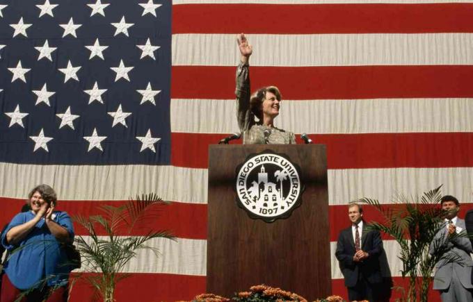 Geraldine Ferraro a americká vlajka