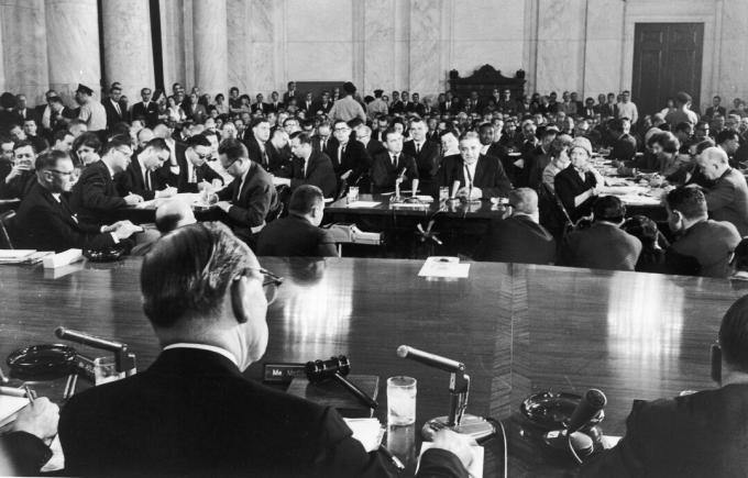 Fotografie přeplněného naslouchacího prostoru jako gangster Joseph Valachi svědčil před výborem Senátu.