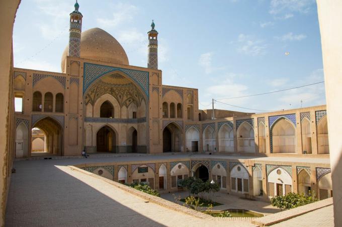 Mešita Agha Bozorg z 18. století a její zapuštěné nádvoří