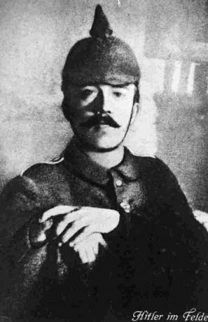 Adolf Hitler, circa 1915, oblečený ve své polní uniformě během první světové války.