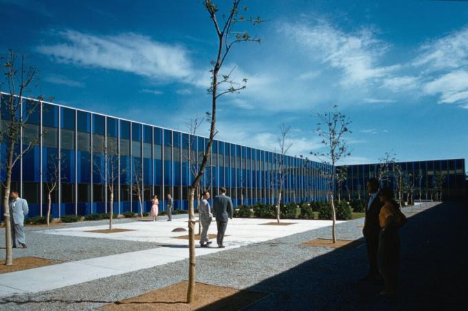 modře zbarvená okna IBM Center navrhnutého společností Eero Saarinen, Rochester, Minnesota, c. 1957