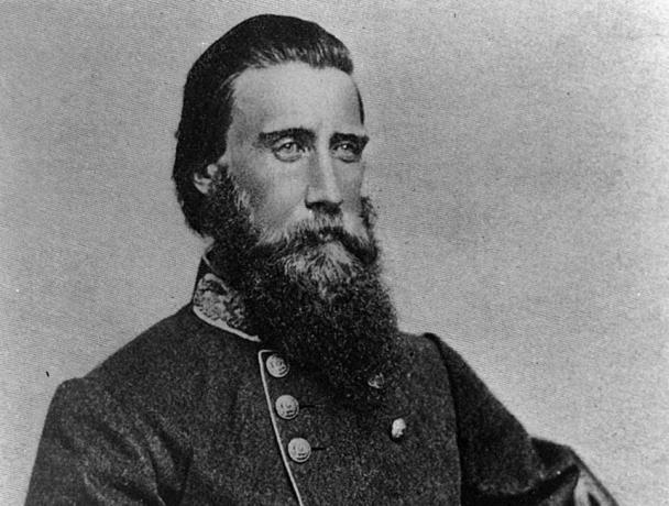 John Bell Hood v uniformě Confederate Army, sedící studiový portrét, vypadající dobře.